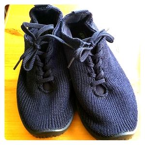 Arcopedico Knit LS in Dark Blue. Size 9 - 9.5
